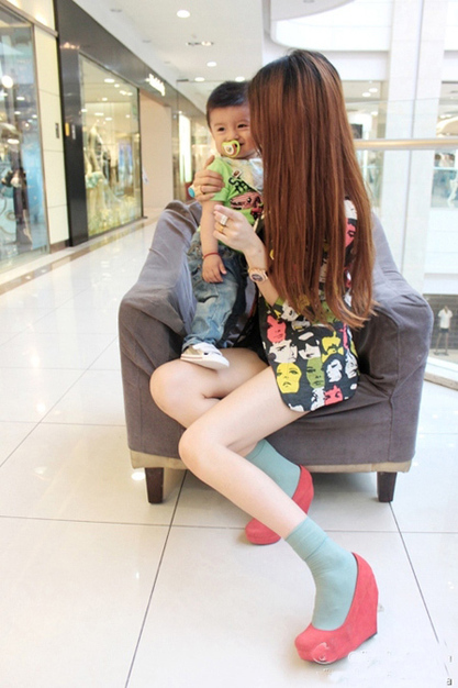 组图:<em>90后</em>豪门辣妈 生活潮搭青春气质-奢侈品频