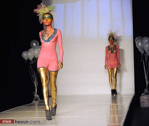 组图:美国<em>大胆</em>时装秀上演另类<em>人体艺术</em>-奢侈品