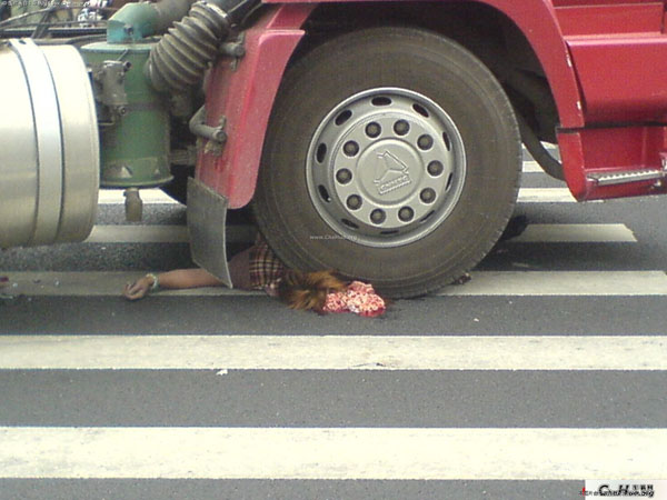 交警清理车祸现场+置死者内脏不顾(组图)-新闻