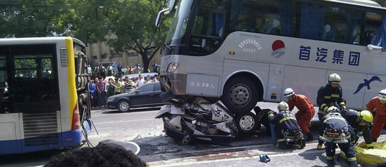 北京长虹桥发生严重车祸 大巴碾压警车致1名警