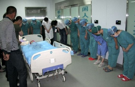 内蒙两岁<em>女孩</em>捐献器官救2人 父亲感人<em>吻别</em>(组