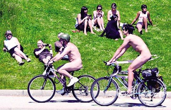 浙江数名<em>大学</em>男生为庆毕业环校裸奔(组图)-新闻