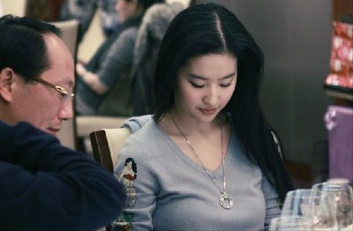 揭秘<em>娱乐圈女星</em>陪酒献媚潜规则(图)-商