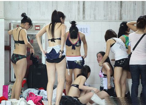 组图热议:东莞水疗馆<em>直播</em>女子更衣视频 竟称为