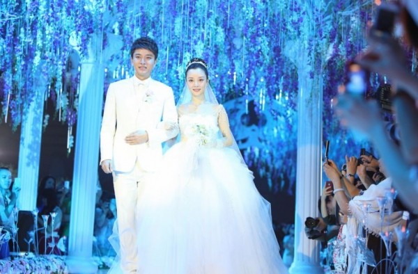 组图:李小璐奢华 婚纱 价值百万  设计师兰玉 作品