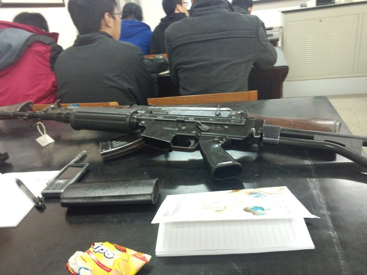 大学老师持枪授课图片