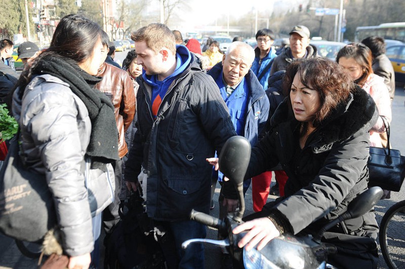 组图:老外遭讹真相出炉 监控录像证实小伙撞到