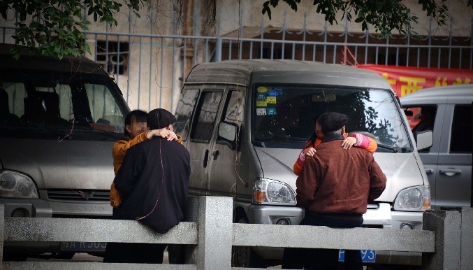 广西南宁街头现“老人性服务”:不分白天黑夜暧昧揽客 一次收费20-60元(组图)