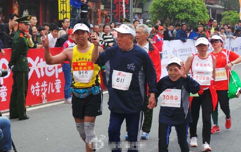 组图:河南雷人马拉松 奇葩<em>男戴胸罩</em>参赛-新闻频