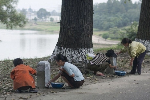 摄影师偷拍朝鲜违禁画面还原真实民居生活 被