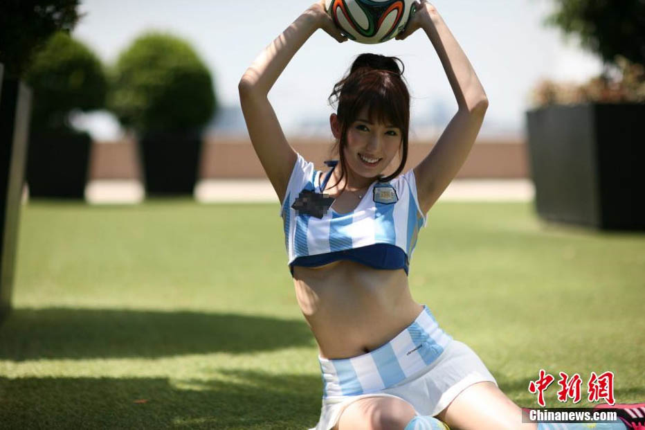 球衣:波多野结衣化身足球宝贝豪乳穿男士力挺过抖最组图森性感吗上图片