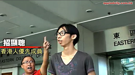 组图:闯驻港部队者招显聪受审前喊港独口号被