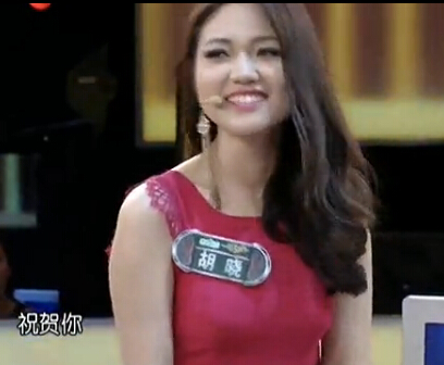 一站到底胡晓烈焰红唇非常了得 露背长裙尽显