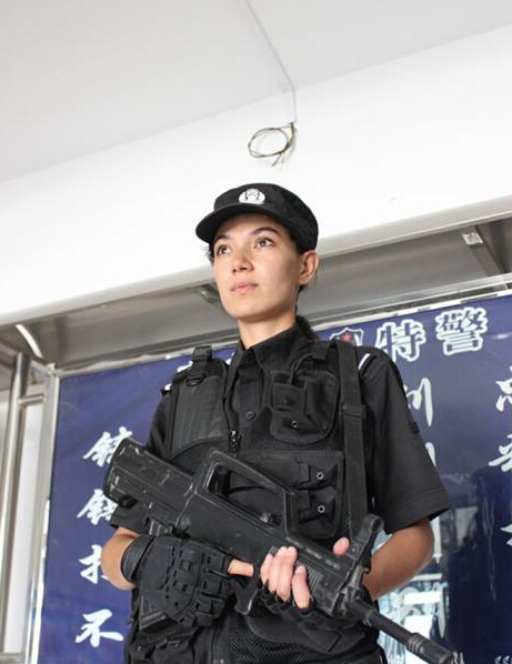组图:新疆美女特警新疆特警迪丽热巴的一天-新闻频道-和讯网