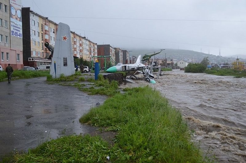 组图:俄罗斯马加丹州连日洪水 苏-15战斗机被冲