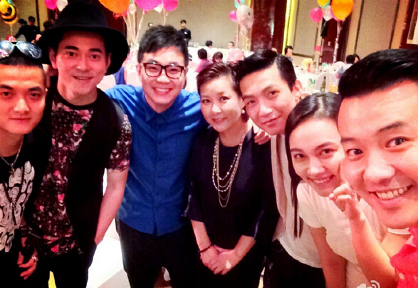 组图:孙俪邓超为<em>女儿</em>办百日宴 当众亲吻娇妻玉
