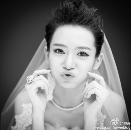 组图:戚薇李承铉婚照曝光 搞怪神情恩爱秀婚戒