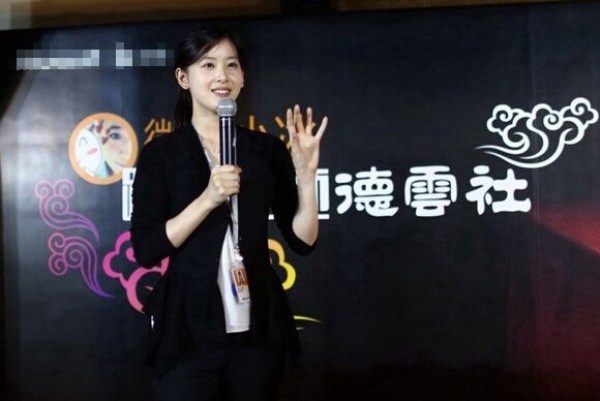 组图:粗大事啦!<em>奶茶妹否认嫁刘强东</em>-新闻频道-