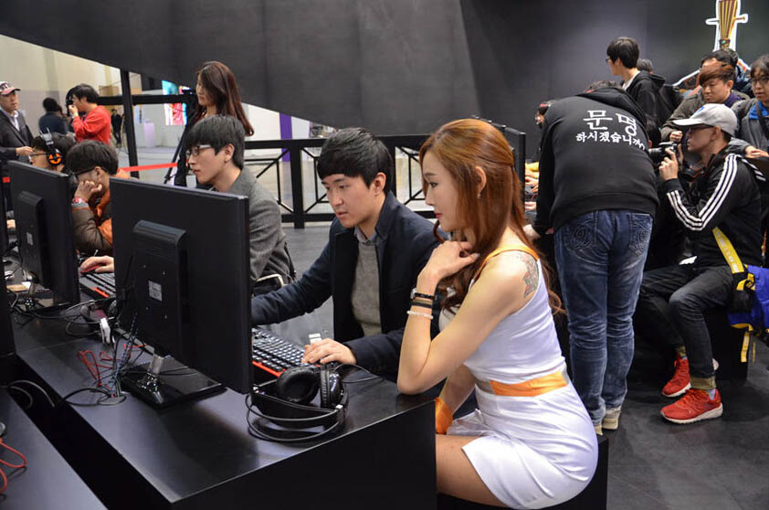 组图:摄影师公然向Showgirl伸咸猪手-新闻频道-和讯网