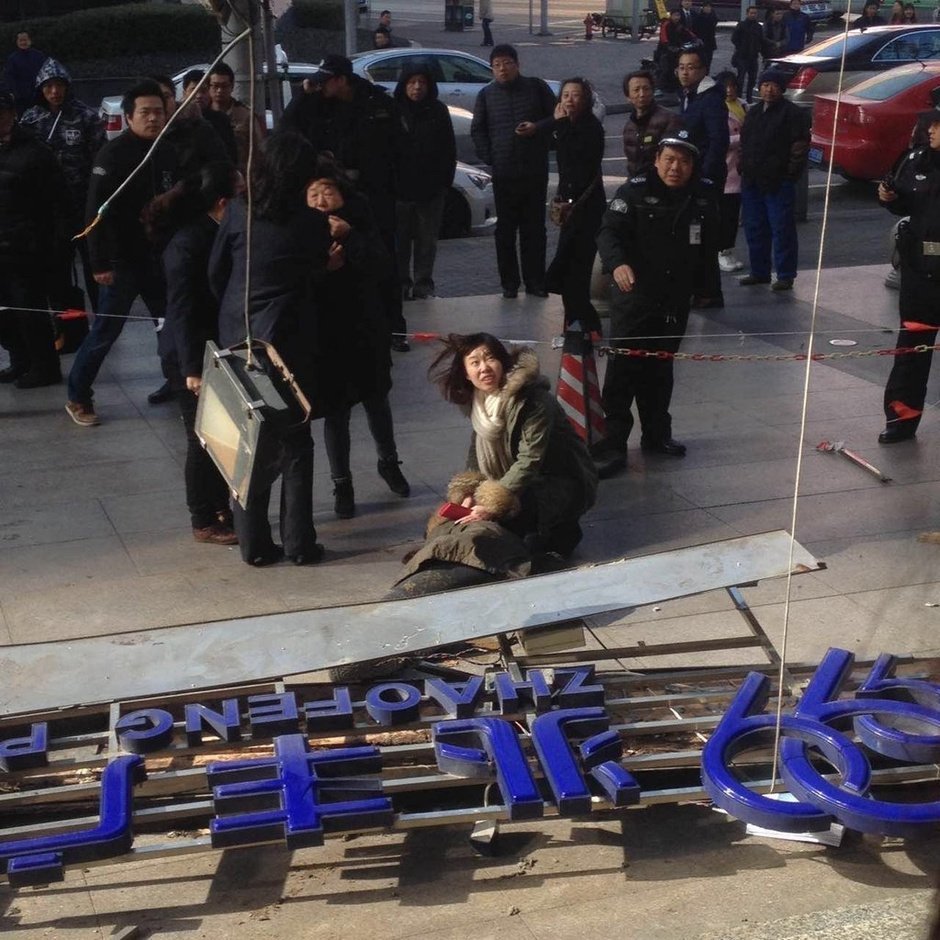 组图:上海一地铁口广告牌掉落 砸伤5名女子