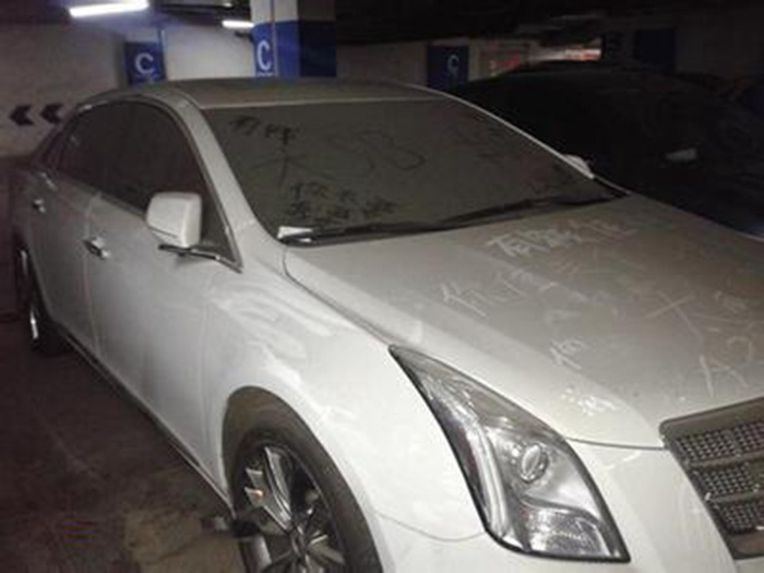 过年 停车场豪车被弃  停在那落灰拼任性 -汽车频