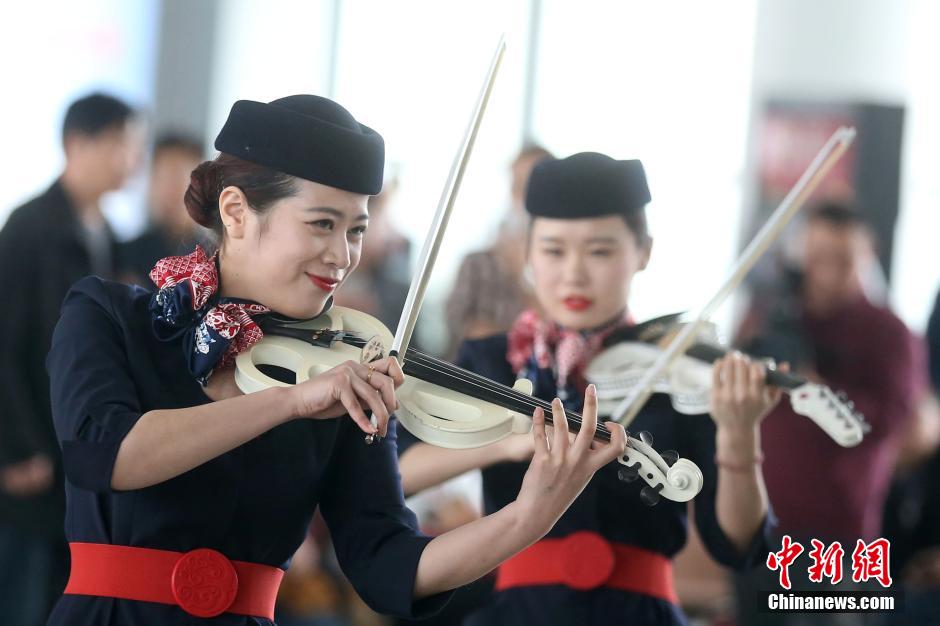 国际机场的空姐 172989359.jpg