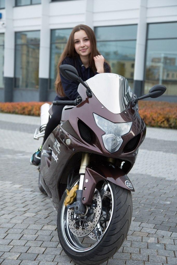 组图:俄清纯小<em>美女</em>走红网络 酷爱枪械与军装 -