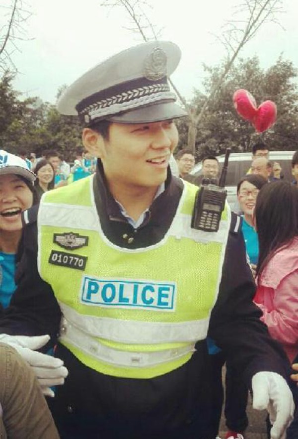 重庆马拉松现场交警神似何以琛 被跑友围堵