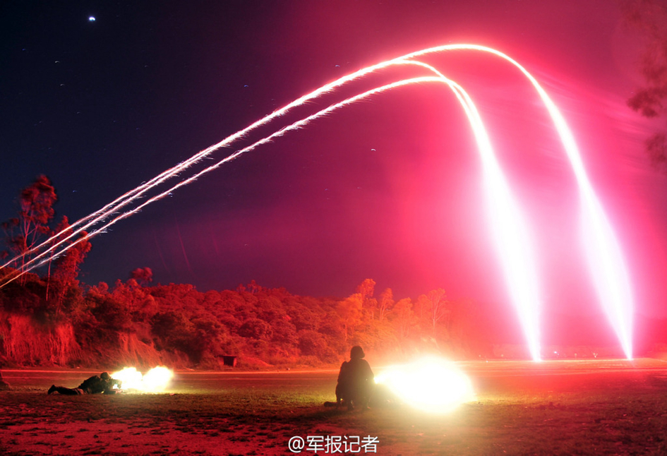 组图:解放军夜间射击 照明弹划出绚丽抛物线 -手机和讯网