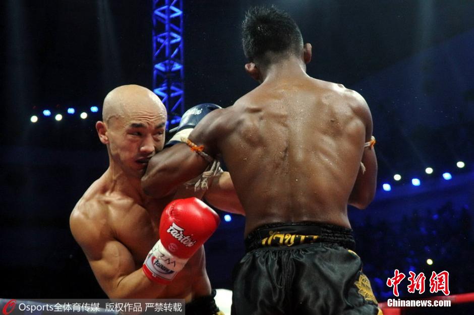 组图:少林武僧PK泰国拳王 一龙点数惜败播求