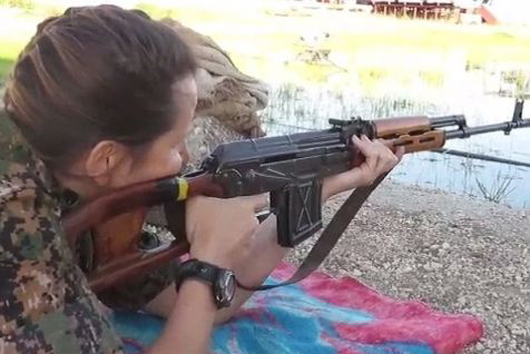 组图: 女模特对抗IS  表示偶尔会与男兵发生性关