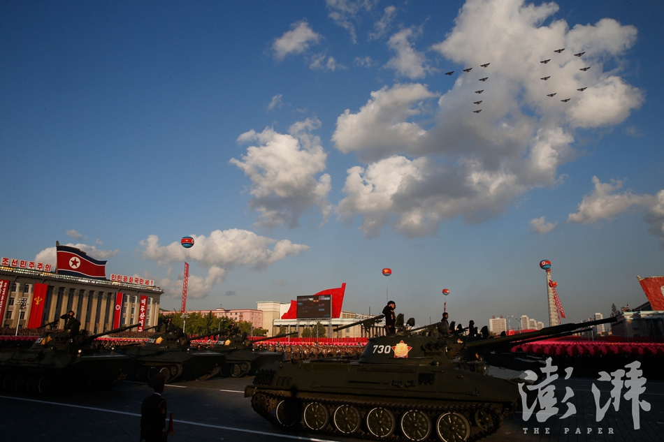 组图:直击 朝鲜大阅兵  战车导弹核武器齐亮相 -