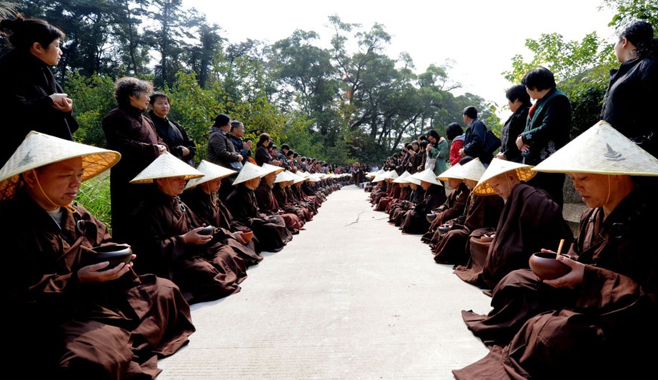 福州千年古刹举行盛大托钵行脚活动