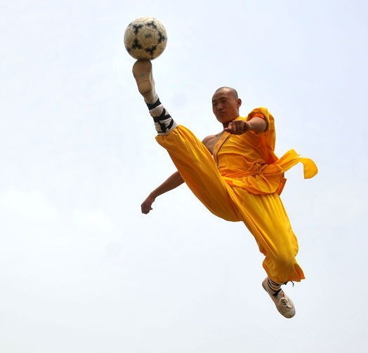 少林寺投资20亿建足球学校 十二路弹腿能提高脚法
