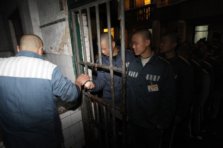 组图:四川川南监狱整体搬迁 150名武警全程押解