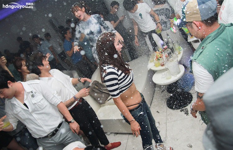 韩国首尔富人区的夜店实拍白富美热裤大跳钢管舞