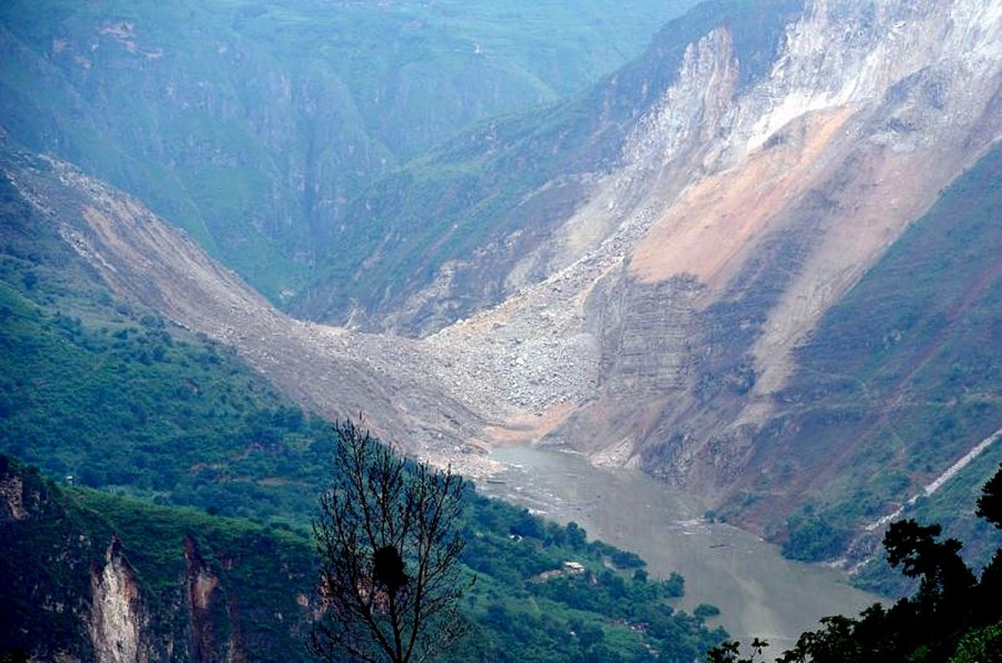 云南鲁甸地震影像志:救援与生活都需坚持