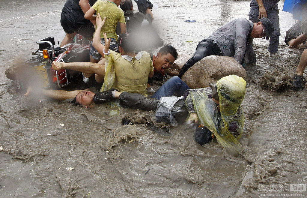 组图:钱塘江鬼王潮震撼瞬间 观潮者玩命在看潮