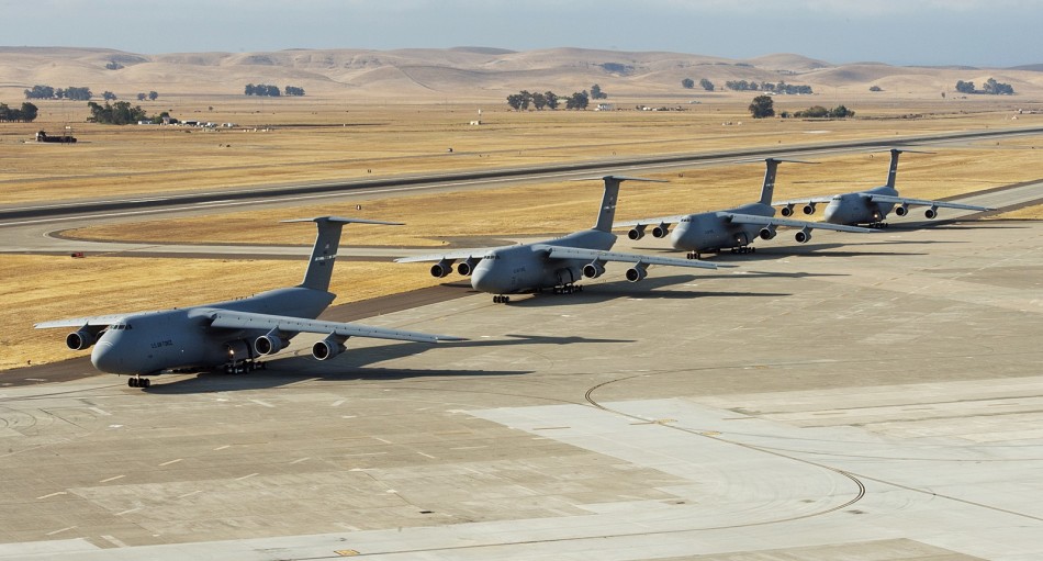 組圖:美國空軍戰略運輸機加油機排排站 氣場強大