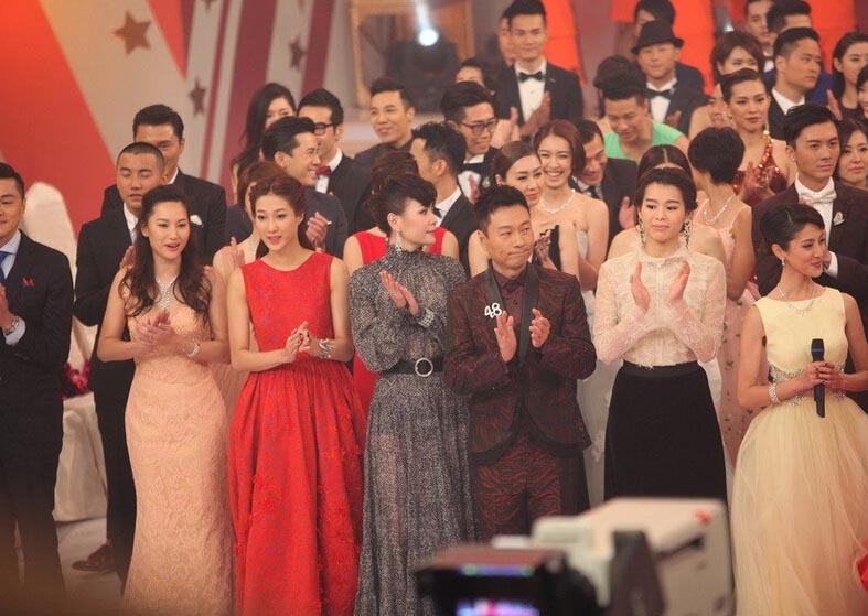 组图:tvb台庆现场 163cm王祖蓝向175cm女友求婚成功