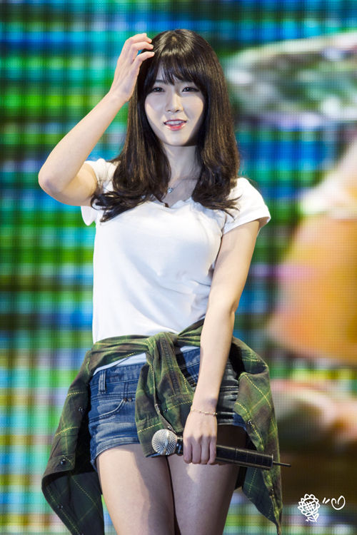 15:01支持方向键←和→浏览 查看原图 图为rainbow(彩虹)成员赵贤荣