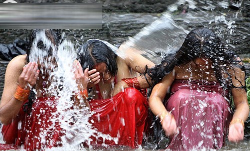 微博 查看原图 透过纱丽看印度女人当街洗浴习俗 印度教女子洗澡为