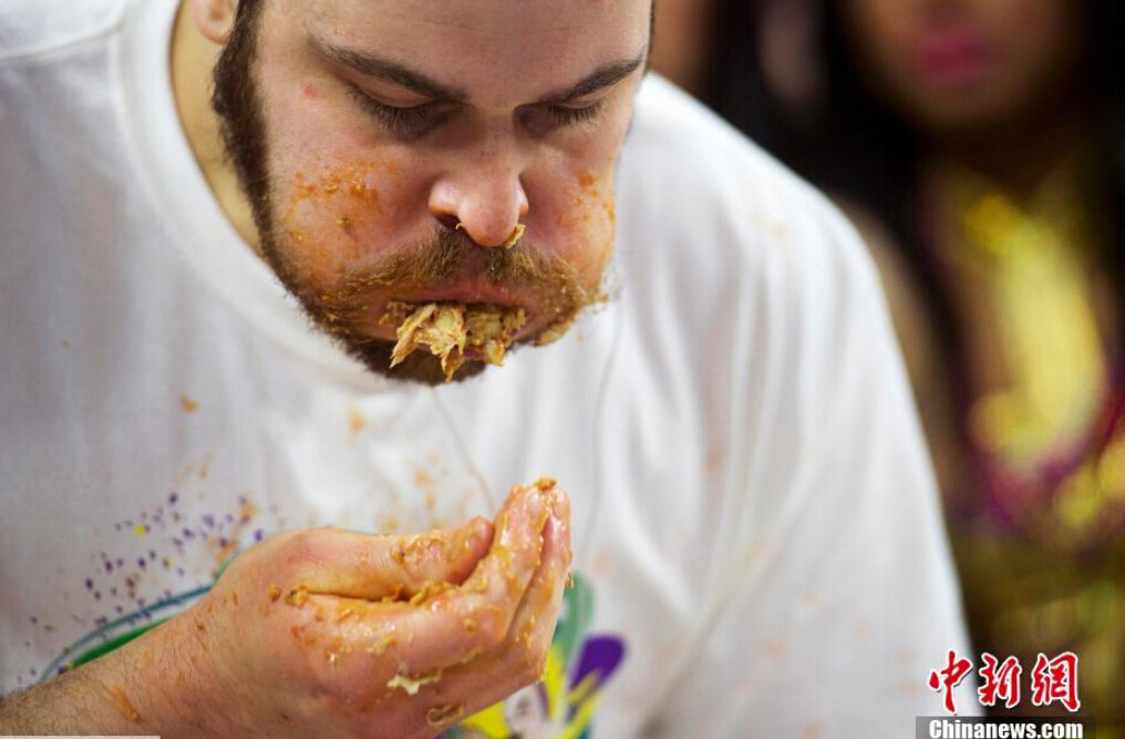 组图:最佳吃货!美国男子20分钟内吃掉444只鸡翅