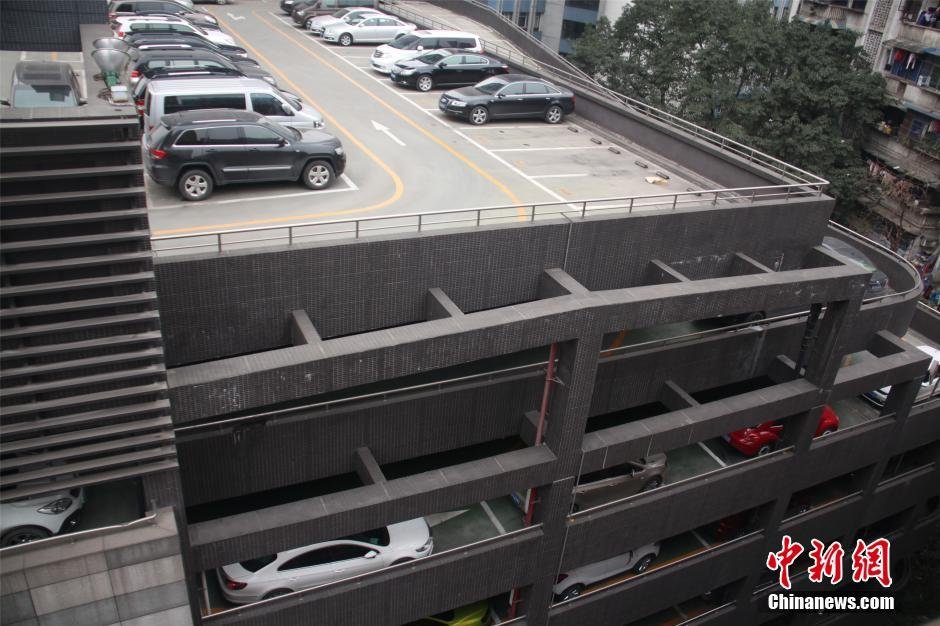重庆为解停车难楼顶建停车场