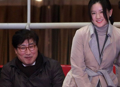 组图:"大长今"李英爱携四岁女儿出镜演广告 乖巧女儿清秀可爱似妈妈