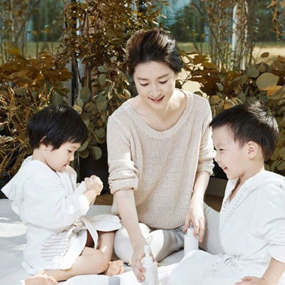 组图"大长今"李英爱携四岁女儿出镜演广告 乖巧女儿清秀可爱似妈妈