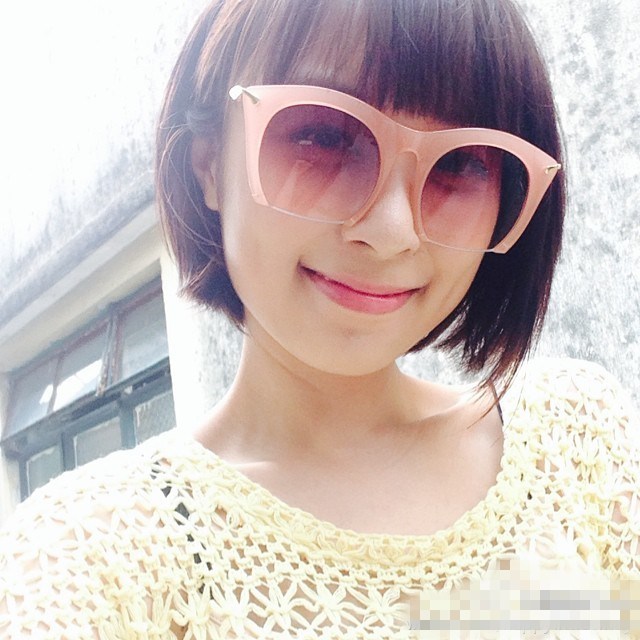 组图:前港姐杨斯雅开成人用品店 亲自讲解产品