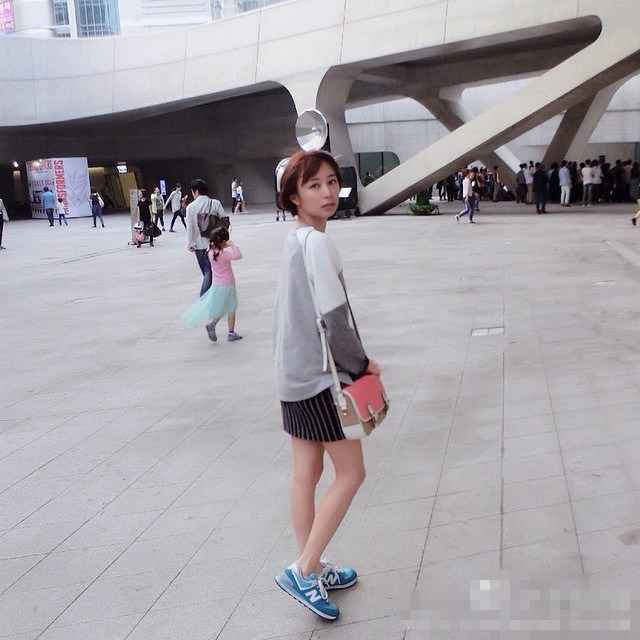 组图:前港姐杨斯雅开成人用品店 亲自讲解产品