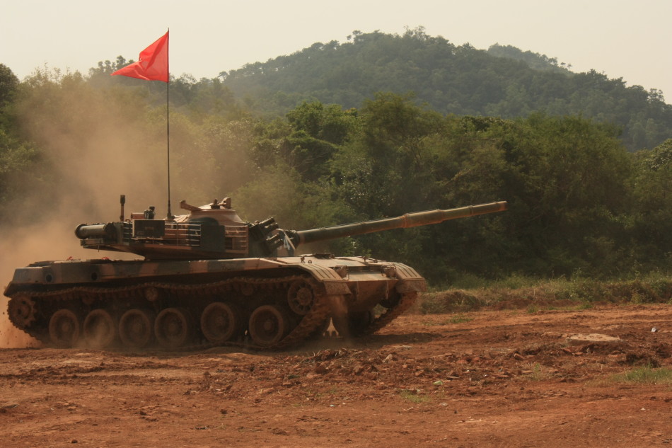 组图:42军某装甲团99a坦克机动训练 陆战之王走两步