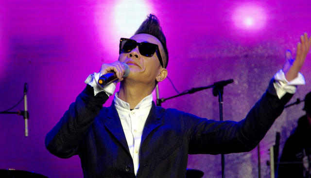 组图:陈小春捞金戴墨镜扮酷 搞怪献歌嗨翻全场